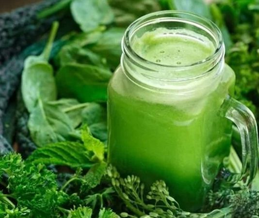 Sirtfood Diyeti Metabolizma Odaklı Beslenme Trendleri Arasında Öne Çıkıyor Sirtfood diyeti, son yıllarda özellikle metabolizma hızlandırma ve sağlıklı kilo kontrolü konularıyla ilgilenen bireylerin dikkatini çeken beslenme yaklaşımlarından biri olarak öne çıkmaktadır. Bu diyet modeli, adını vücutta bulunan ve metabolizma süreçlerinde rol oynayan sirtuin proteinlerinden alır. Sirtfood diyeti, belirli besinlerin bu proteinleri aktive edebileceği fikrine dayanarak şekillendirilmiştir. Konulu bir haber görseli.