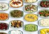 Sofraların Ortak Dili Olarak Meze Kültürü ve Toplumsal Hafızadaki Yeri Meze kültürü, yalnızca yemek öncesi iştah açan küçük tabaklardan ibaret olmayan, tarihsel, kültürel ve sosyolojik boyutları olan güçlü bir sofracılık geleneğini temsil eder. Anadolu’dan Akdeniz’e, Balkanlar’dan Orta Doğu’ya uzanan geniş bir coğrafyada meze kültürü, birlikte yeme, paylaşma ve sohbet etme pratiğinin merkezinde yer alır. Bu yönüyle meze, sadece damak tadına değil, toplumsal ilişkilere de hitap eden bir kültür unsurudur. Konulu bir haber görseli.