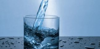 Su Oruçları ile Vücut Arınması ve Enerji Desteği Su oruçları, vücudu toksinlerden arındırmak, sindirim sistemini dinlendirmek ve metabolizmayı hızlandırmak için tercih edilen bir uygulamadır. Bu süreçte kişi, belirli bir süre boyunca sadece su tüketir ve katı gıdalardan uzak durur. Su oruçları, kısa süreli detoks programları ve sağlıklı yaşam trendleri arasında giderek popüler hale gelmektedir. Düzenli uygulandığında bağışıklık sistemini destekler, enerji seviyelerini artırır ve hücresel sağlık üzerinde olumlu etkiler sağlar. Konulu bir haber görseli.