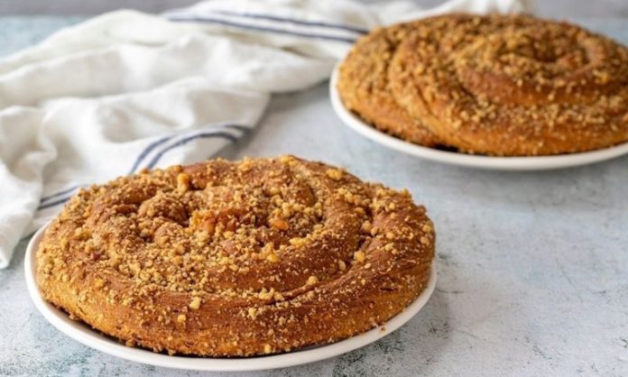 Tahinli Çörek Lezzeti Yeniden Popüler Oluyor Türkiye’nin dört bir yanında hem pastanelerde hem de ev mutfaklarında sıkça görülen tahinli çörek, son dönemde yeniden popüler hale gelerek gündelik tüketimin ötesine geçen bir ilgiyle karşılanıyor. Geleneksel tatların modern sunumlarla buluştuğu bu dönemde, tahinin yoğun aroması ve çöreğin yumuşak dokusu bir araya gelerek birçok kişinin vazgeçilmez atıştırmalıkları arasında yer alıyor. Özellikle sosyal medya platformlarında paylaşılan tarifler ve pratik hazırlama yöntemleri, tahinli çörek aramalarının artmasına katkı sağlıyor. Bu ilginin artmasıyla birlikte, hem ev kullanıcıları hem de işletmeler tahinli çöreğin farklı versiyonlarını denemeye yöneliyor. Konulu bir haber görseli.