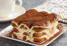 İtalyan mutfağının dünya çapında en bilinen tatlılarından biri olan tiramisu, sadece hafifliğiyle değil içinde barındırdığı zengin aromalarla da her yaştan insanın damak zevkine hitap etmeyi başarıyor. İlk bakışta yumuşak yapısı ile dikkat çeken tiramisu, kahve aromalı bisküvileri ve mascarpone kreması sayesinde kendine özgü bir tat profili oluşturuyor. Bugün birçok pastane ve restoran menüsünde yer alan tiramisu, hem geçmişten gelen kültürel özellikleri hem de modern yorumlarıyla öne çıkmayı sürdürüyor. Konulu bir haber görseli.