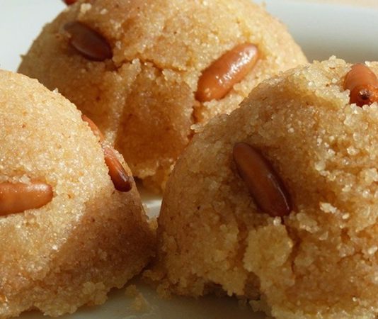 Toplumsal Hafızada Bir Gelenek Olarak Helva Dağıtımı Türk toplumunda helva dağıtımı, yalnızca bir ikram geleneği değil; paylaşmanın, hatırlamanın ve dayanışmanın en güçlü sembollerinden biri olarak kabul edilir. Asırlardır süregelen bu gelenek, özellikle ölüm, mevlit, asker uğurlaması ve hayır amaçlı etkinliklerde karşımıza çıkar. Helva, mutfakta birkaç malzemeyle yapılan sade bir tatlı gibi görünse de taşıdığı manevi anlam sayesinde toplumsal hafızada derin bir yer edinmiştir. Bu yönüyle helva geleneği, Türk kültürünün sessiz ama etkili anlatım biçimlerinden biridir. Konulu bir haber görseli.