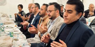 Toplumsal Hafızada Paylaşmanın Simgesi Şükür Yemeği Geleneği Toplumların ortak hafızasında önemli bir yere sahip olan Şükür Yemeği, yalnızca bir sofra etrafında toplanmayı değil, yaşanan bir iyilik, kurtuluş ya da mutluluğun ardından duyulan minnettarlığın paylaşılmasını ifade eder. Bu yönüyle şükür yemeği, bireysel bir duygunun toplumsal bir ritüele dönüşmüş hâlidir. İnsanlar bu sofralarda sadece yemek yemez, aynı zamanda yaşadıkları süreci anlamlandırır ve paylaşmanın gücünü hisseder. Konulu bir haber görseli.