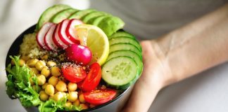 Vegan beslenme, son yıllarda yalnızca bir beslenme biçimi olmanın ötesine geçerek bir yaşam tarzı ve bilinçli bir tercih olarak öne çıkmaktadır. Hayvansal kaynaklı hiçbir gıdanın tüketilmediği bu yaklaşım, hem sağlık hem de çevresel ve etik hassasiyetler çerçevesinde değerlendirilmektedir. Vegan Beslenme, bitkisel temelli yapısıyla modern beslenme tartışmalarında önemli bir yer edinmiş durumdadır. Konulu bir haber görseli.