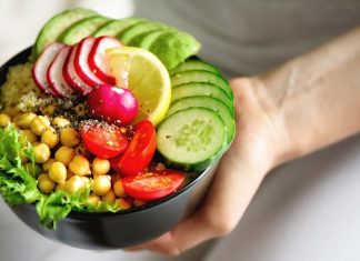 Vegan Beslenme Sağlıklı Yaşam Ve Etik Duyarlılıkla Öne Çıkıyor Vegan beslenme, son yıllarda yalnızca bir beslenme biçimi olmanın ötesine geçerek bir yaşam tarzı ve bilinçli bir tercih olarak öne çıkmaktadır. Hayvansal kaynaklı hiçbir gıdanın tüketilmediği bu yaklaşım, hem sağlık hem de çevresel ve etik hassasiyetler çerçevesinde değerlendirilmektedir. Vegan Beslenme, bitkisel temelli yapısıyla modern beslenme tartışmalarında önemli bir yer edinmiş durumdadır. Konulu bir haber görseli.