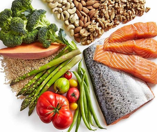 Zone Diyeti, beslenme dünyasında denge kavramını merkeze alan yaklaşımlardan biri olarak son yıllarda yeniden gündeme geliyor. Kilo kontrolü, metabolik denge ve hormonların düzenli çalışması gibi konuların ön plana çıkmasıyla birlikte bu beslenme modeli, katı yasaklardan uzak durmasıyla dikkat çekiyor. Zone Diyeti, yalnızca kilo vermeyi değil, vücudu “denge bölgesi” olarak tanımlanan ideal bir metabolik duruma ulaştırmayı hedefliyor. Konulu bir haber görseli.