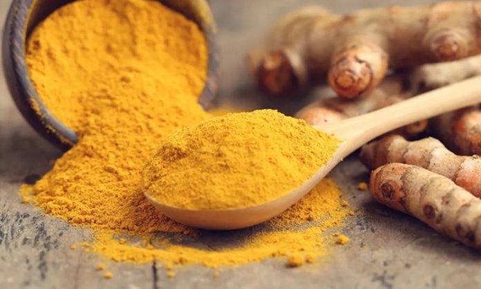 Altın Rengiyle Sofralara Değer Katan Zerdeçalın Yolculuğu Zerdeçal, parlak sarı rengi ve kendine has aromasıyla son yıllarda mutfaklarda ve gündelik yaşamda daha fazla görünür hâle gelen özel bir baharattır. Geleneksel kullanımı yüzyıllara dayanan zerdeçal, yalnızca bir lezzet unsuru değil, aynı zamanda kültürel ve simgesel anlamlar taşıyan bir bitkidir. Özellikle Doğu mutfaklarında önemli bir yere sahip olan zerdeçal, günümüzde küresel mutfak kültürünün de dikkat çeken parçalarından biri hâline gelmiştir. Konulu bir haber görseli.