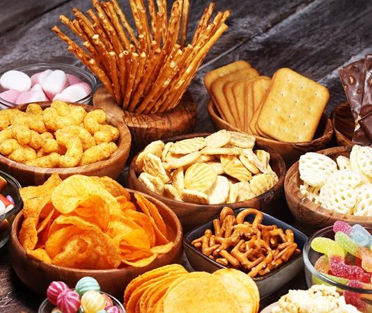 Atıştırmalık Kontrolü Günlük Beslenmede Bilinçli Denge Günlük yaşam temposu arttıkça öğün aralarında yapılan küçük kaçamaklar beslenme düzeninin önemli bir parçası haline gelmiştir. Atıştırmalık kontrolü, bu noktada sağlıklı yaşam hedefleri olan bireyler için dikkat edilmesi gereken temel konulardan biri olarak öne çıkar. Plansız ve farkında olmadan yapılan atıştırmalar, gün sonunda beklenenden daha yüksek bir tüketimle sonuçlanabilir. Konulu bir haber görseli.