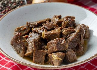 Az Yağlı Kavurma İle Dengeli Ve Lezzetli Sofralar Geleneksel mutfak kültüründe önemli bir yere sahip olan kavurma, genellikle yüksek yağ oranıyla anılsa da son yıllarda daha bilinçli pişirme yaklaşımlarıyla yeniden yorumlanıyor. Özellikle az yağlı kavurma, hem lezzetten ödün vermeden hem de daha dengeli beslenme hedefleriyle uyumlu olması nedeniyle dikkat çekiyor. Bu yöntem, klasik kavurmanın yoğun yapısını daha hafif hale getirerek geniş bir kitleye hitap ediyor. Konulu bir haber görseli.