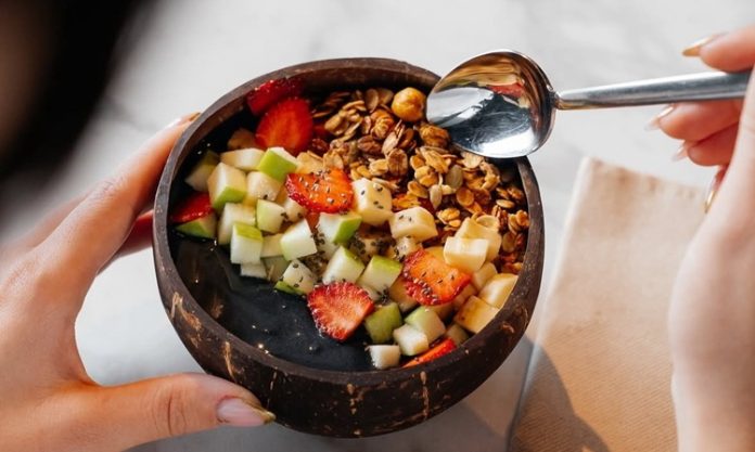 Bitki Temelli Yaşamın Sofradaki Yansıması Vegan Restoranlarının Yükselişi Vegan restoranları, son yıllarda yalnızca belirli bir beslenme tercihine hitap eden mekânlar olmaktan çıkarak geniş bir kitleye seslenen gastronomi duraklarına dönüşmüş durumda. Hayvansal hiçbir ürün kullanılmadan hazırlanan menüler, hem etik hassasiyetleri hem de çevresel kaygıları olan bireyler için önemli bir alternatif sunuyor. Günümüzde vegan restoranları, sağlıklı yaşam arayışı, sürdürülebilirlik ve yeni tatlar keşfetme isteğinin birleştiği özel alanlar olarak dikkat çekiyor. Konulu bir haber görseli.
