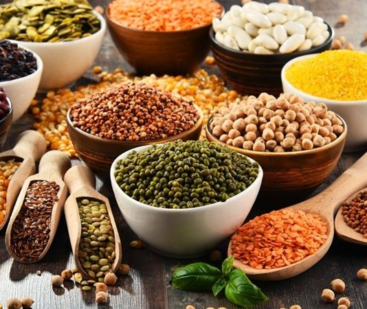 Bitkisel Protein Kaynakları Sağlıklı Beslenmede Yeni Bir Dönem Açıyor Son yıllarda beslenme alışkanlıklarında yaşanan değişim, protein kaynaklarına bakışı da önemli ölçüde dönüştürdü. Hayvansal ürünlerin çevresel etkileri, sağlıkla ilişkili tartışmalar ve etik kaygılar, bireyleri bitkisel protein kaynakları konusunda daha bilinçli tercihler yapmaya yöneltiyor. Bu dönüşüm yalnızca vegan ya da vejetaryen bireylerle sınırlı kalmıyor, dengeli ve sürdürülebilir bir beslenme arayışında olan geniş bir kitleyi de kapsıyor. Konulu bir haber görseli.