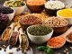 Bitkisel Proteinler Sağlıklı Beslenmede Yeni Dönemin Temeli Bitkisel proteinler, son yıllarda sağlıklı yaşam, sürdürülebilir beslenme ve çevre dostu gıda arayışlarının artmasıyla birlikte daha fazla gündeme gelmeye başladı. Hayvansal kaynaklara alternatif olarak öne çıkan bu besin grubu, yalnızca vegan ve vejetaryen beslenme tercih edenler için değil, dengeli beslenmek isteyen herkes için önemli bir seçenek sunuyor. Baklagiller, tahıllar, kuruyemişler ve bazı sebzeler aracılığıyla alınabilen bitkisel proteinler, vücudun temel yapı taşlarından biri olan proteini doğal yollarla sağlamaya yardımcı oluyor. Konulu bir haber görseli.
