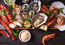 Denizden Sofraya Uzanan Lezzet Balık Restoranlarının Değişen Yüzü Balık restoranları, deniz kültürünün sofraya yansıyan en canlı örneklerinden biri olarak Türkiye’de hem geleneksel hem de modern anlayışla varlığını sürdürüyor. Kıyı şehirlerinden iç bölgelere kadar uzanan bu lezzet hattı, yalnızca yemek yenen mekânlar olmanın ötesinde bir yaşam tarzını ve sosyal buluşma kültürünü temsil ediyor. Günümüzde balık restoranları, taze ürün kullanımı, mevsimsellik ve sunum anlayışıyla gastronomi dünyasında ayrı bir konuma yerleşmiş durumda. Konulu bir haber görseli.