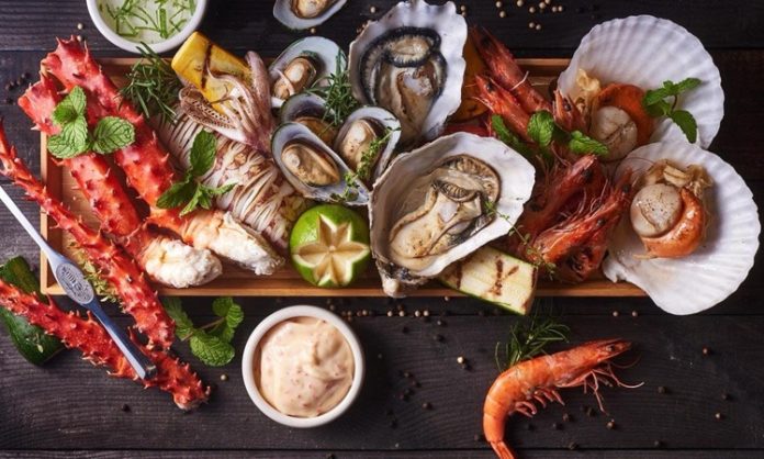 Denizden Sofraya Uzanan Lezzet Balık Restoranlarının Değişen Yüzü Balık restoranları, deniz kültürünün sofraya yansıyan en canlı örneklerinden biri olarak Türkiye’de hem geleneksel hem de modern anlayışla varlığını sürdürüyor. Kıyı şehirlerinden iç bölgelere kadar uzanan bu lezzet hattı, yalnızca yemek yenen mekânlar olmanın ötesinde bir yaşam tarzını ve sosyal buluşma kültürünü temsil ediyor. Günümüzde balık restoranları, taze ürün kullanımı, mevsimsellik ve sunum anlayışıyla gastronomi dünyasında ayrı bir konuma yerleşmiş durumda. Konulu bir haber görseli.