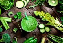 Detox Beslenme Sağlıklı Yaşam Arayışında Yeniden Gündemde Son yıllarda beslenme alışkanlıklarının değişmesiyle birlikte vücudu dinlendirme ve daha doğal bir düzene geçme arayışı da artış gösteriyor. Bu arayışın merkezinde ise detox beslenme yer alıyor. Günlük yaşamda maruz kalınan yoğun stres, düzensiz öğünler ve işlenmiş gıdalar, bireyleri daha sade ve arındırıcı beslenme yaklaşımlarına yönlendiriyor. Detox beslenme, bu noktada yalnızca geçici bir diyet olarak değil, bilinçli bir beslenme farkındalığı olarak değerlendiriliyor. Konulu bir haber görseli.