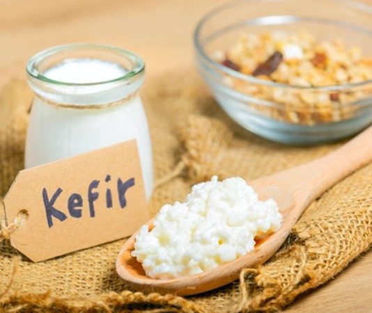 Fermente içecekler, son yıllarda sağlıklı yaşam ve doğal beslenme arayışlarının artmasıyla birlikte daha fazla gündeme gelmeye başlamıştır. Özellikle kefir ve kombucha, hem geleneksel geçmişleri hem de modern tüketim alışkanlıklarına uyum sağlamalarıyla dikkat çeken içecekler arasında yer almaktadır. Doğal fermantasyon sürecinden geçen bu içecekler, katkı maddesi içermeyen yapılarıyla öne çıkmaktadır. Konulu bir haber görseli.
