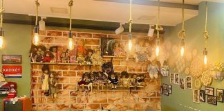 Geçmişin İzlerini Taşıyan Nostaljik Kafeler Şehirlerde Yeniden Canlanıyor Modern şehir hayatının hızlı temposu içinde insanlar, geçmişe dair sıcak duygular uyandıran mekânlara her zamankinden daha fazla ilgi göstermeye başladı. Bu ilginin merkezinde ise nostaljik kafeler yer alıyor. Eski eşyalarla dekore edilmiş, geçmiş yılların müziklerini yaşatan ve samimi atmosferiyle öne çıkan bu kafeler, ziyaretçilerine yalnızca bir içecek değil, aynı zamanda bir zaman yolculuğu sunuyor. Nostaljik kafeler, anıları tazeleyen yapısıyla şehir yaşamında özel bir konuma sahip. Konulu bir haber görseli.
