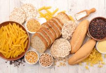 Glutensiz Doğal Beslenme Sağlıklı Yaşam Arayışında Öne Çıkıyor Son yıllarda beslenme alışkanlıklarında dikkat çekici bir dönüşüm yaşanıyor. Özellikle gıdaların içeriğine yönelik artan farkındalık, bireyleri daha sade ve doğal beslenme modellerine yöneltiyor. Bu modeller arasında glutensiz doğal beslenme, yalnızca çölyak hastaları için değil, genel sağlığını korumak isteyen geniş bir kesim için de ilgi odağı haline gelmiş durumda. İşlenmiş gıdalardan uzak durma eğilimi, glutensiz beslenmenin doğal içeriklerle birleşmesini daha da anlamlı kılıyor. Konulu bir haber görseli.