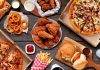 Hızlı Tüketim Kültürünün Sofradaki Yüzü Fast Food Zincirleri Fast food zincirleri, modern şehir yaşamının hızına uyum sağlayan en belirgin yeme içme modellerinden biri olarak öne çıkıyor. Kısa sürede hazırlanabilen menüler, standart lezzet anlayışı ve ulaşılabilir fiyat politikaları sayesinde bu restoranlar, dünyanın hemen her köşesinde geniş bir müşteri kitlesine hitap ediyor. Günümüzde fast food zincirleri, yalnızca pratik bir yemek seçeneği olmanın ötesine geçerek küresel tüketim kültürünün önemli bir parçası hâline gelmiş durumda. Konulu bir haber görseli.