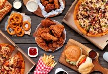 Hızlı Tüketim Kültürünün Sofradaki Yüzü Fast Food Zincirleri Fast food zincirleri, modern şehir yaşamının hızına uyum sağlayan en belirgin yeme içme modellerinden biri olarak öne çıkıyor. Kısa sürede hazırlanabilen menüler, standart lezzet anlayışı ve ulaşılabilir fiyat politikaları sayesinde bu restoranlar, dünyanın hemen her köşesinde geniş bir müşteri kitlesine hitap ediyor. Günümüzde fast food zincirleri, yalnızca pratik bir yemek seçeneği olmanın ötesine geçerek küresel tüketim kültürünün önemli bir parçası hâline gelmiş durumda. Konulu bir haber görseli.