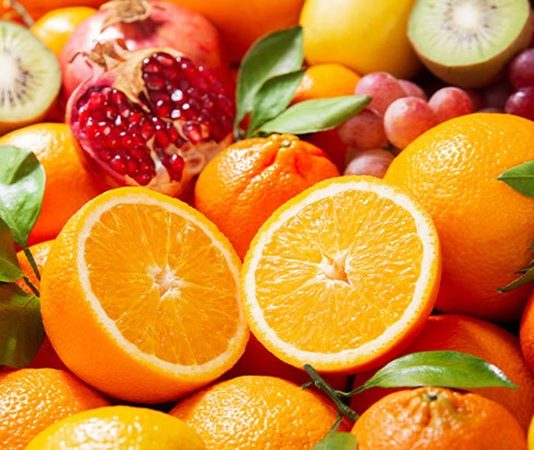 Hava sıcaklıklarının düşmesiyle birlikte beslenme tercihleri de mevsime göre değişiyor. Yaz aylarında daha hafif ve serinletici gıdalar öne çıkarken, kış aylarında bağışıklığı destekleyen ve tok tutan besinlere yönelim artıyor. Bu noktada kış meyveleri, hem mutfaklarda hem de günlük beslenme düzeninde önemli bir yere sahip oluyor. Doğanın kış aylarında sunduğu bu ürünler, mevsiminde tüketildiğinde daha taze ve ulaşılabilir oluyor. Konulu bir haber görseli.