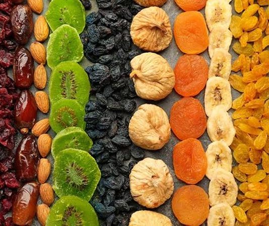 Kurutulmuş Meyveler Sofralarda Yeniden Yükselişte Kurutulmuş meyveler, geleneksel beslenme kültürünün en eski ve en dayanıklı gıda ürünleri arasında yer alırken, günümüzde sağlıklı yaşam trendleriyle birlikte yeniden popülerlik kazanıyor. Doğal yöntemlerle suyunun alınması sayesinde uzun süre saklanabilen kurutulmuş meyveler, hem lezzetleri hem de besin değerleriyle dikkat çekiyor. Özellikle şehir hayatında pratik ve besleyici atıştırmalık arayışında olan tüketiciler için önemli bir alternatif oluşturuyor. Konulu bir haber görseli.
