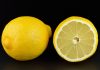 Limonun Akdeniz Işığında Şekillenen Yolculuğu Ferahlık Ve Doğallığın Simgesi Akdeniz ikliminin en belirgin meyvelerinden biri olan limon, keskin aroması ve ferahlatıcı tadıyla yüzyıllardır sofralarda kendine yer bulmaktadır. Yalnızca mutfakların vazgeçilmez bir tamamlayıcısı değil, aynı zamanda tarım, kültür ve günlük yaşamın önemli bir parçası olan limon, farklı kullanım alanlarıyla dikkat çeker. Günümüzde sağlıklı beslenme eğilimlerinin güçlenmesiyle birlikte limon tüketimi, geleneksel alışkanlıkların ötesine geçerek modern yaşamın ritmine uyum sağlamıştır. Konulu bir haber görseli.