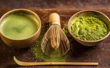 Matcha Doğal Enerjinin Yeşil Kaynağı Matcha, son yıllarda sağlıklı yaşam trendlerinin yükselmesiyle birlikte dünya genelinde büyük ilgi gören doğal içeceklerden biri haline gelmiştir. Kökeni Japon kültürüne dayanan matcha, yalnızca bir çay türü olmanın ötesinde, bir yaşam tarzı ve bilinçli tüketim anlayışının simgesi olarak kabul edilmektedir. Geleneksel yeşil çaydan farklı olarak toz formunda tüketilen bu özel ürün, doğallığı ve sade yapısıyla modern yaşamın beklentilerine uyum sağlamaktadır. Konulu bir haber görseli.