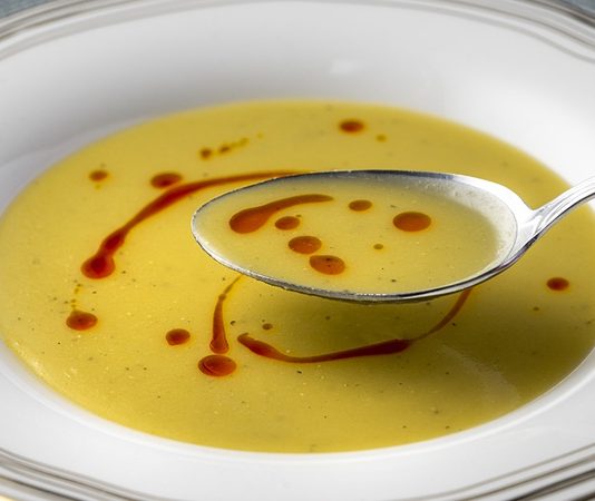 Mercimek Tüketimi İle Geleneksel Beslenmeden Sağlıklı Yaşama Güçlü Bir Adım Baklagiller denildiğinde ilk akla gelen besinlerden biri olan mercimek, yüzyıllardır Anadolu sofralarının vazgeçilmezleri arasında yer alıyor. Günümüzde artan beslenme bilinciyle birlikte mercimek tüketimi, yalnızca alışkanlıkların değil, modern sağlıklı beslenme anlayışının da temel unsurlarından biri haline gelmiş durumda. Ekonomik olması, kolay ulaşılabilirliği ve yüksek besin değeri mercimeği her kesim için önemli bir gıda haline getiriyor. Konulu bir haber görseli.