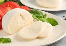 Mozzarella Peynirinin Yükselen Popülaritesi Sofralara İtalyan Dokunuşu İtalyan mutfağının dünyaya armağan ettiği en ünlü lezzetlerden biri olan mozzarella, son yıllarda Türkiye’de de hızla yaygınlaşan bir peynir türü olarak dikkat çekiyor. Yumuşak dokusu, hafif süt aroması ve eriyen yapısıyla bilinen mozzarella, özellikle pizza ve makarna gibi yemeklerin vazgeçilmez malzemeleri arasında yer alıyor. Ancak günümüzde mozzarella peyniri, sadece İtalyan tarifleriyle sınırlı kalmayıp salatalardan sandviçlere kadar geniş bir kullanım alanına sahip. Konulu bir haber görseli.