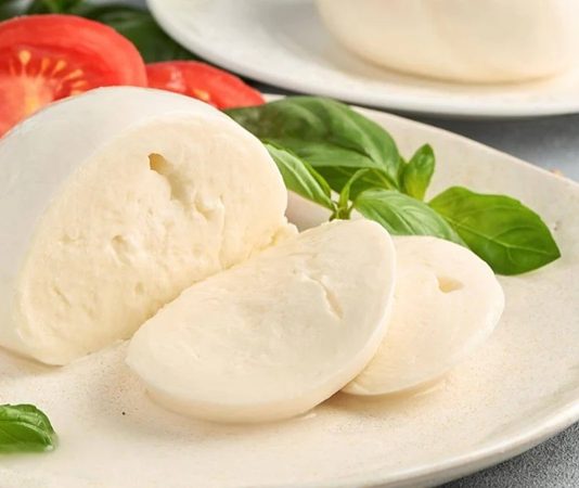 Mozzarella Peynirinin Yükselen Popülaritesi Sofralara İtalyan Dokunuşu İtalyan mutfağının dünyaya armağan ettiği en ünlü lezzetlerden biri olan mozzarella, son yıllarda Türkiye’de de hızla yaygınlaşan bir peynir türü olarak dikkat çekiyor. Yumuşak dokusu, hafif süt aroması ve eriyen yapısıyla bilinen mozzarella, özellikle pizza ve makarna gibi yemeklerin vazgeçilmez malzemeleri arasında yer alıyor. Ancak günümüzde mozzarella peyniri, sadece İtalyan tarifleriyle sınırlı kalmayıp salatalardan sandviçlere kadar geniş bir kullanım alanına sahip. Konulu bir haber görseli.