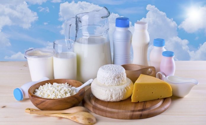 Türkiye’de son yıllarda sağlıklı yaşam bilincinin artmasıyla birlikte organik süt ürünleri pazarı dikkat çekici bir büyüme sergiliyor. Tüketiciler artık yalnızca doyurucu değil, aynı zamanda güvenilir ve doğaya saygılı gıdaları tercih etmeye yöneliyor. Bu eğilim, özellikle organik süt, organik yoğurt, organik peynir ve organik tereyağı gibi ürünlerin hem büyük şehirlerde hem de Anadolu’da daha fazla talep görmesine neden oluyor. Konulu bir haber görseli.