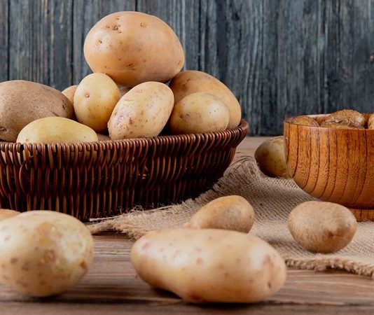 Patatesin Sofralardaki Gücü Küresel Bir Gıdanın Yükselen Değeri Dünya genelinde en çok tüketilen temel gıdalardan biri olan patates, hem ekonomik erişilebilirliği hem de çok yönlü kullanımıyla mutfakların vazgeçilmezleri arasında yer alıyor. Kökeni Güney Amerika’ya dayanan patates, yüzyıllar içinde Avrupa’dan Asya’ya, Afrika’dan Orta Doğu’ya kadar yayılarak küresel bir besin haline geldi. Bugün kızartmadan haşlamaya, pürelerden fırın yemeklerine kadar sayısız tarifte kullanılan patates, besin değeri ve doyuruculuğuyla da öne çıkıyor. Konulu bir haber görseli.