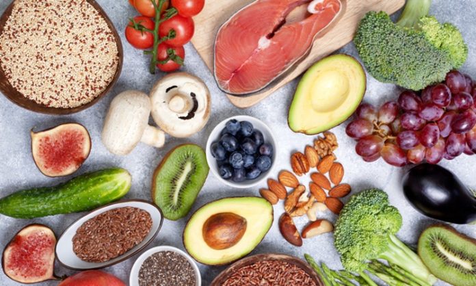 Pescatarian Beslenme Dengeli Ve Sürdürülebilir Bir Yaşam Tercihi Son yıllarda beslenme alışkanlıkları çeşitlenirken, et tüketimini azaltmak isteyen ancak tamamen hayvansal gıdalardan vazgeçmeyen bireyler için pescatarian beslenme dikkat çekici bir seçenek olarak öne çıkmaktadır. Bitki temelli beslenmeyi temel alan bu yaklaşımda kırmızı et ve kümes hayvanları tüketilmezken, balık ve deniz ürünlerine yer verilir. Bu yönüyle pescatarian beslenme, hem sağlıklı hem de dengeli bir beslenme modeli olarak değerlendirilir. Konulu bir haber görseli.