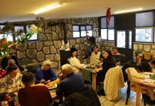 Şehrin Yaratıcı Nefes Alanları Sanat Kafeleri Sanat kafeleri, modern şehir yaşamında estetikle gündelik hayatı buluşturan özel mekânlar olarak öne çıkıyor. Kahve kokusunun tuval boyalarıyla, müziğin sergi duvarlarıyla, sohbetin yaratıcılıkla iç içe geçtiği sanat kafeleri, sadece vakit geçirilen yerler değil; aynı zamanda üretimin, paylaşımın ve düşünsel etkileşimin merkezleri hâline geliyor. Bu mekânlar, sanatı ulaşılmaz bir alan olmaktan çıkararak gündelik hayatın doğal bir parçası hâline getiriyor. Konulu bir haber görseli.