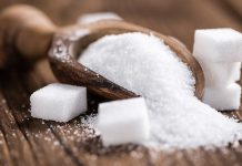 Şeker ve Tuz Tüketiminde Denge Sağlıklı Yaşam İçin Bilinçli Adımlar Günlük beslenme alışkanlıkları, bireyin uzun vadeli sağlığını doğrudan etkileyen temel unsurlar arasında yer alır. Bu alışkanlıkların merkezinde ise şeker ve tuz tüketiminde denge konusu bulunur. Modern yaşamda hazır gıdaların yaygınlaşmasıyla birlikte, farkında olmadan yüksek miktarda şeker ve tuz tüketimi oldukça yaygın hale gelmiştir. Bu durum, beslenme düzeninin dengesini bozabilecek önemli bir faktör olarak öne çıkar. Konulu bir haber görseli