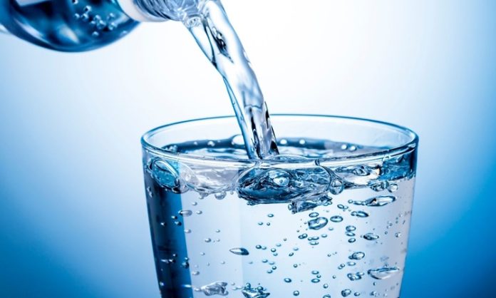 Su Tüketimini Artırma Sağlıklı Yaşam Alışkanlıklarında Daha Fazla Öne Çıkıyor Günlük yaşam temposunun hızlanmasıyla birlikte beslenme ve yaşam alışkanlıkları da yeniden şekilleniyor. Bu süreçte çoğu zaman göz ardı edilen ancak hayati öneme sahip unsurlardan biri su tüketimini artırma konusu oluyor. Vücudun büyük bir bölümünü oluşturan su, yalnızca susuzluğu gidermekle kalmıyor, aynı zamanda birçok temel vücut fonksiyonunun düzenli şekilde işlemesine katkı sağlıyor. Bu nedenle yeterli ve düzenli su tüketimi, sağlıklı yaşam anlayışının temel taşları arasında yer alıyor. Konulu bir haber görseli.