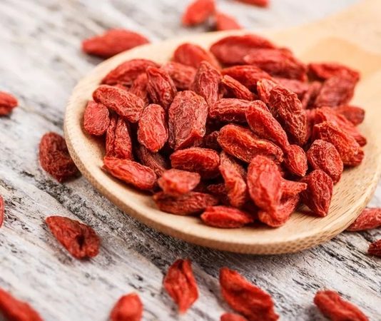 Süper Gıdalar Sağlıklı Beslenmede Goji Ve Acai Etkisi Son yıllarda sağlıklı yaşam ve dengeli beslenme kavramları giderek daha fazla önem kazanırken, bu alanda öne çıkan besin gruplarından biri de süper gıdalar olmuştur. Özellikle süper gıdalar olarak adlandırılan ve besin değeri yüksek yapılarıyla dikkat çeken ürünler, modern beslenme alışkanlıklarının önemli bir parçası hâline gelmiştir. Bu grupta yer alan goji ve acai gibi meyveler, hem geleneksel kullanımları hem de günümüzdeki popülerlikleriyle dikkat çekmektedir. Konulu bir haber görseli.