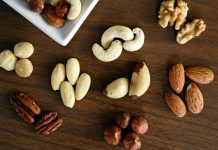 Yağlı Tohumlar Doğal Beslenmenin Güçlü Kaynağı Yağlı tohumlar, geçmişten günümüze hem geleneksel mutfaklarda hem de modern beslenme anlayışında önemli bir yer edinmiş besin grupları arasında bulunuyor. Ay çekirdeği, susam, keten tohumu, chia tohumu ve kabak çekirdeği gibi ürünleri kapsayan bu grup, içerdiği yüksek besin değeri sayesinde sağlıklı yaşamın temel taşlarından biri olarak kabul ediliyor. Günlük beslenme düzenine dengeli şekilde eklendiğinde, vücut fonksiyonlarının daha düzenli çalışmasına katkı sağlayan yağlı tohumlar, doğal ve besleyici yapılarıyla dikkat çekiyor. Konulu bir haber görseli.