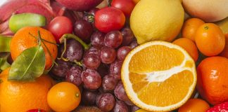 Yerel Ve Organik Meyveler İle Doğal Beslenmede Yeni Dönem Son yıllarda beslenme alışkanlıklarında dikkat çeken değişimlerden biri, tüketicilerin gıdanın kaynağına daha fazla önem vermesi oldu. Bu dönüşümün merkezinde ise yerel ve organik meyveler yer alıyor. İnsanlar artık yalnızca meyvenin tadına değil, nasıl üretildiğine, nereden geldiğine ve hangi koşullarda sofraya ulaştığına da bakıyor. Bu yaklaşım, hem bireysel tercihlerde hem de toplumsal tüketim alışkanlıklarında belirgin bir fark yaratıyor. Konulu bir haber görseli.