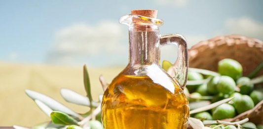 Zeytinyağı İle Sofralarda Gelenek Ve Doğallık Anadolu mutfağının temel taşlarından biri olan zeytinyağı, yalnızca bir yağ türü değil, aynı zamanda kültürel bir miras olarak kabul ediliyor. Yüzyıllardır Akdeniz coğrafyasında üretilen ve tüketilen zeytinyağı, günümüzde de sofraların vazgeçilmez unsurları arasında yer alıyor. Hem geleneksel mutfaklarda hem de modern beslenme anlayışında kendine güçlü bir yer edinmiş durumda. Konulu bir haber görseli.