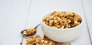 Granola ve müsli, son yıllarda sağlıklı yaşam ve dengeli beslenme trendlerinin güçlenmesiyle birlikte sofralarda daha sık yer almaya başladı. Özellikle güne enerjik başlamak isteyen bireyler için bu ürünler, pratikliği ve besleyici içeriğiyle dikkat çekiyor. Kahvaltıdan ara öğünlere kadar geniş bir kullanım alanına sahip olan granola ve müsli, modern beslenme anlayışının önemli bir parçası haline gelmiş durumda. Konulu bir haber görseli.