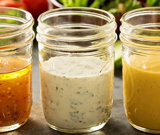 Salata Sosları Sofralardaki Lezzet Algısını Nasıl Değiştiriyor Salata, uzun yıllardır sağlıklı beslenmenin en temel parçalarından biri olarak görülüyor. Ancak günümüzde salatayı sıradan bir yeşillik karışımı olmaktan çıkaran en önemli unsur, hiç kuşkusuz salata sosları oluyor. Doğru seçilen bir sos, basit malzemelerden oluşan bir tabağı hem besleyici hem de damak zevkine hitap eden güçlü bir öğüne dönüştürebiliyor. Bu nedenle salata sosları, yalnızca lezzet değil, aynı zamanda beslenme alışkanlıklarını da doğrudan etkileyen bir unsur olarak öne çıkıyor. Konulu bir haber görseli.